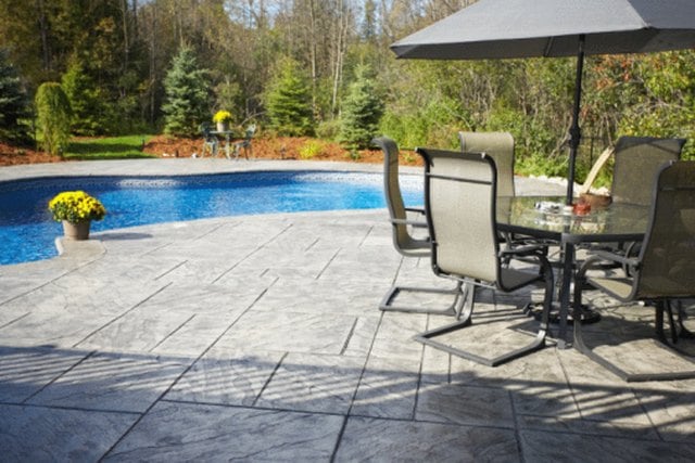 How to Remove Oil on the Concrete With TSP