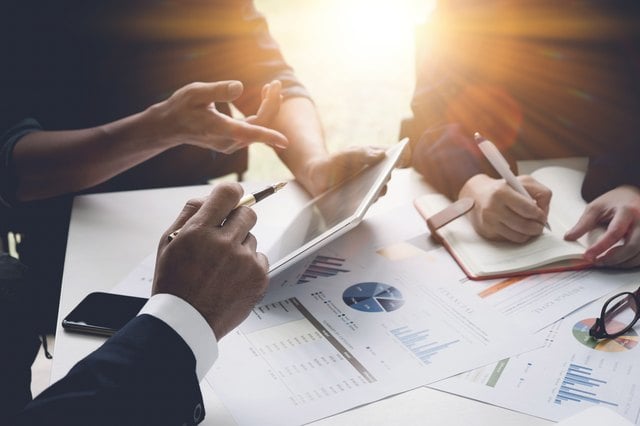 The Difference Between Accountants & Financial Analysts