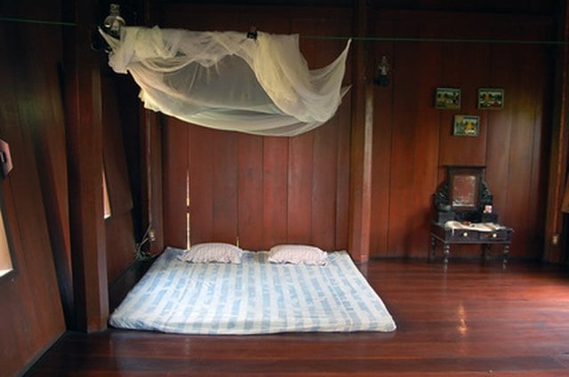 How to Make a Mosquito Net for a Bed