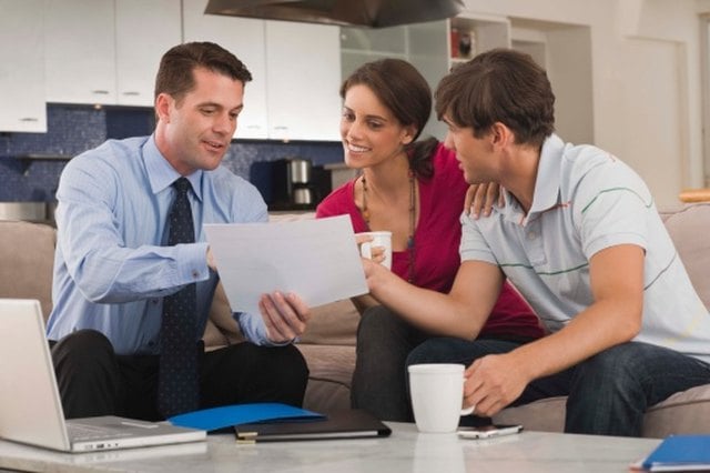 How Much Does an Investment Broker Make in a Year?