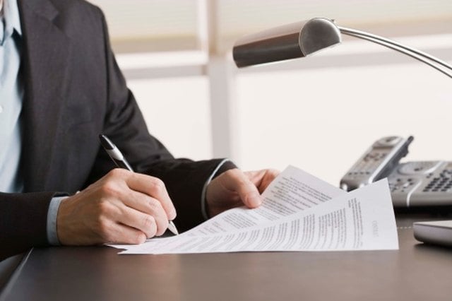 How to Write a Reference Letter for a Friend's Housing