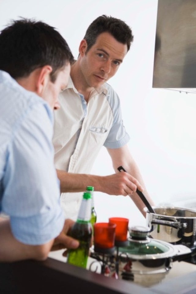 The Advantages & Disadvantages of Living With a Roommate